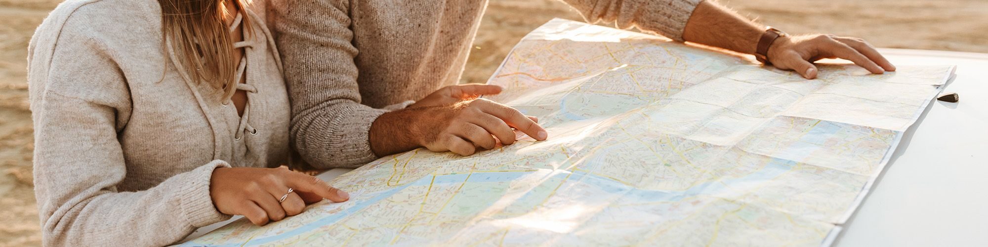 Deux personnes un homme et une femme qui regardent une carte pour s'orienter.