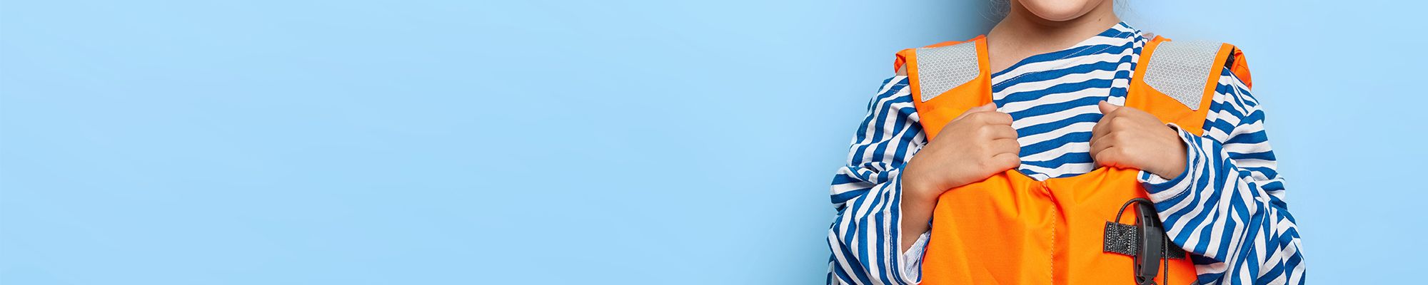 Enfant en marinière avec un gilet de sauvetage orange, sur fond bleu.