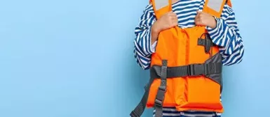 Enfant en marinière avec un gilet de sauvetage orange, sur fond bleu.