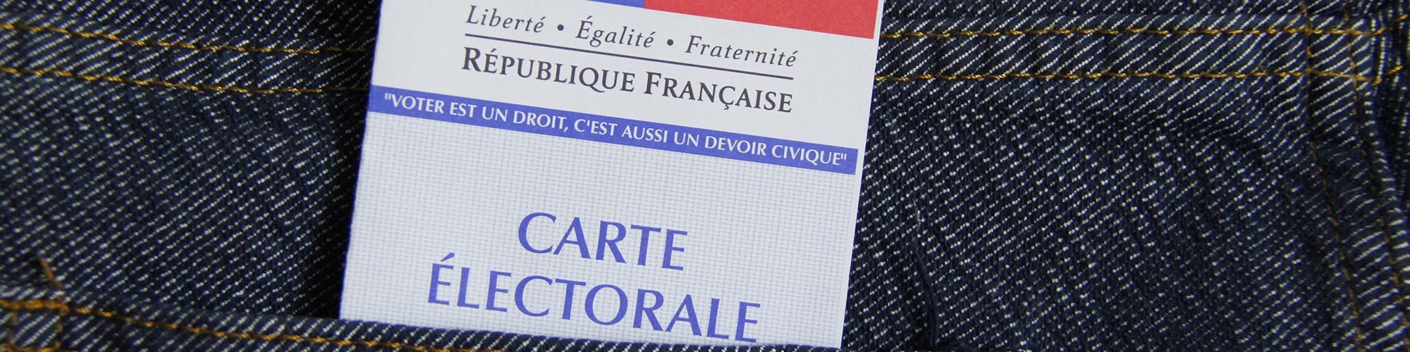 Image d'une carte électorale, dans la poche d'un pantalon