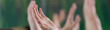Mains en l'air, la plus visible a du vernis à ongle violet