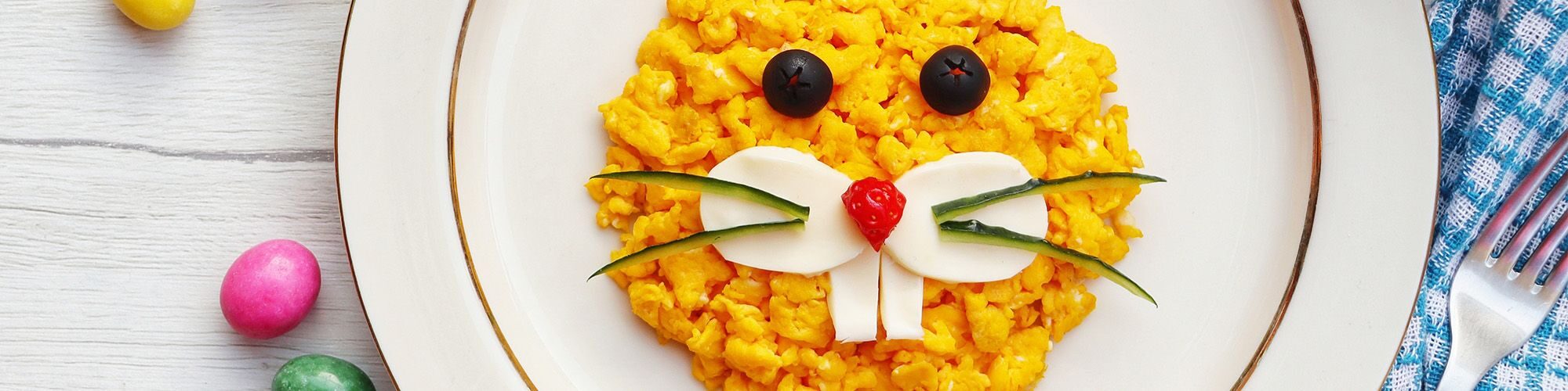 Assiette d'enfant, la nourriture forme une tête de lapin