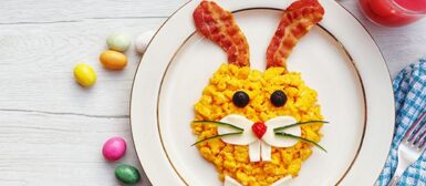 Assiette d'enfant, la nourriture forme une tête de lapin