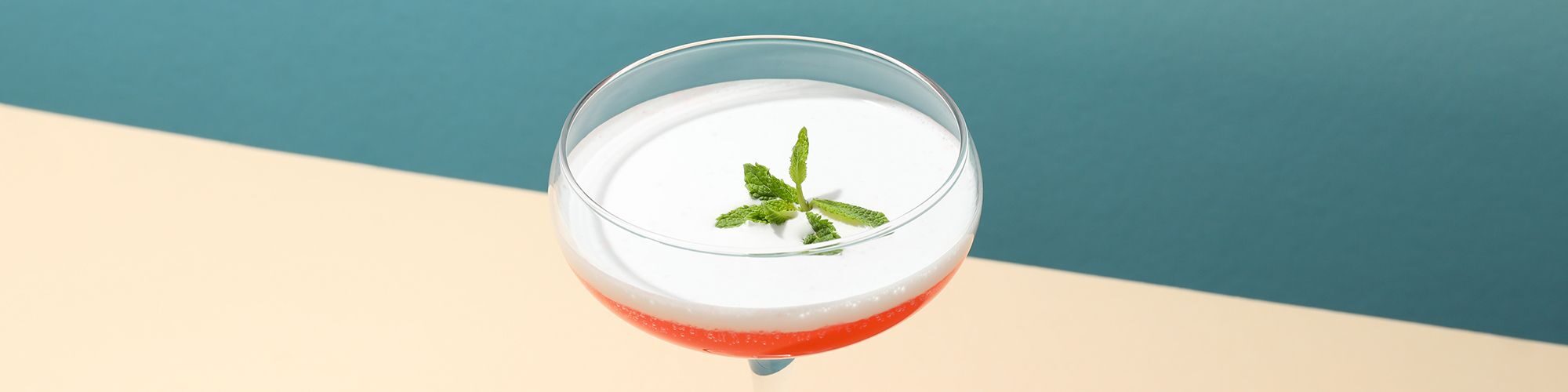 Verre à pied, rempli d'alcool, posé sur une table