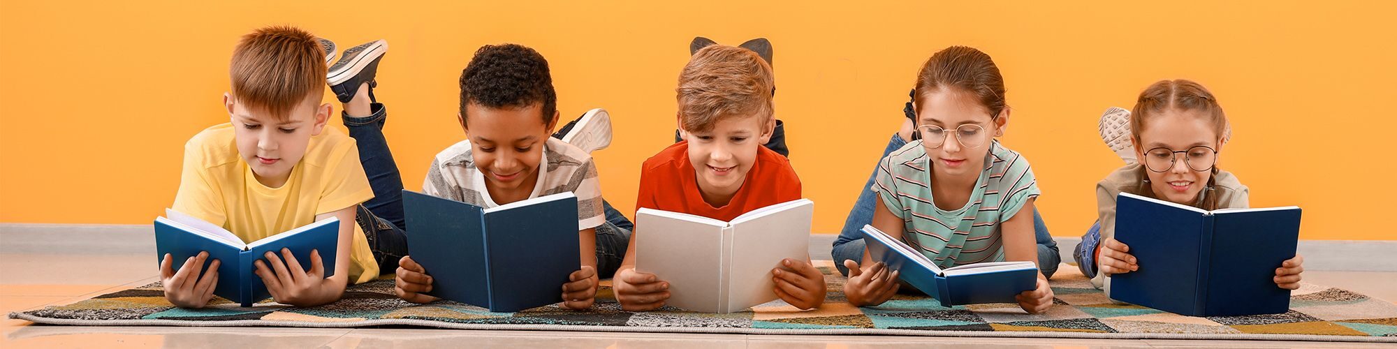 Des enfants qui lisent des livres.