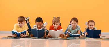 Des enfants qui lisent des livres.