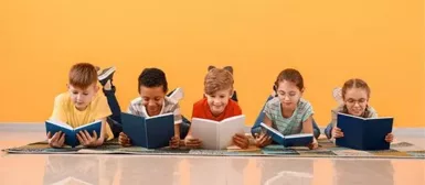 Des enfants qui lisent des livres.