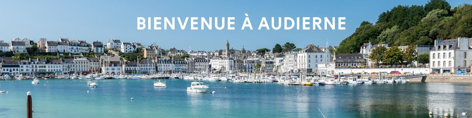 Vue du port d'Audierne, un jour ensoleillé dans le ciel bleu il y a la mention 