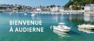 Vue du port d'Audierne, un jour ensoleillé dans l'eau bleue il y a la mention 