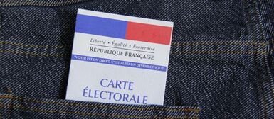 Carte électorale dans la poche arrière d'un jeans.