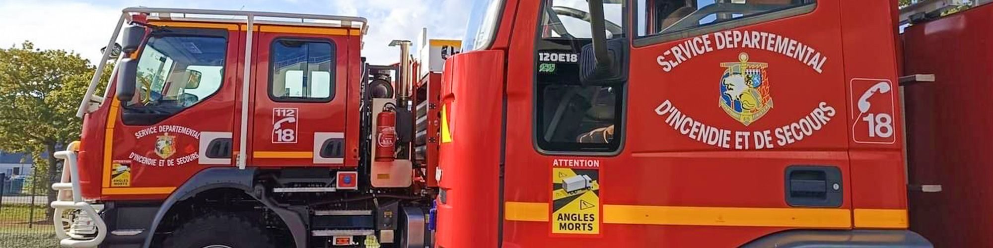 Deux camions de pompiers rouges, du service départemental d'incendie et de secours.