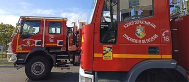 Deux camions de pompiers rouges, du service départemental d'incendie et de secours.
