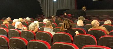 Des gens assis dans la salle du cinéma le Goyen.