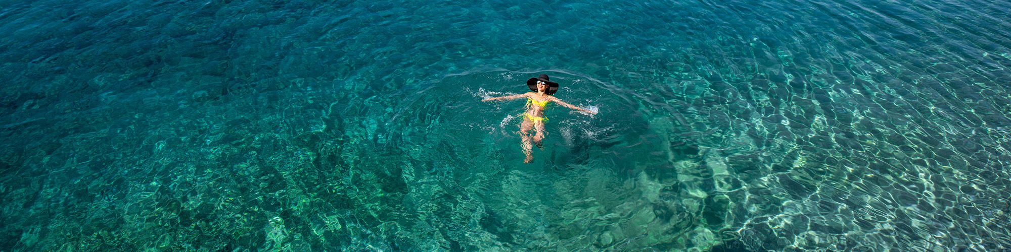 Une femme qui se baigne dans l'Océan