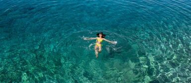 Une femme qui se baigne dans l'Océan