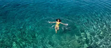 Une femme qui se baigne dans l'Océan