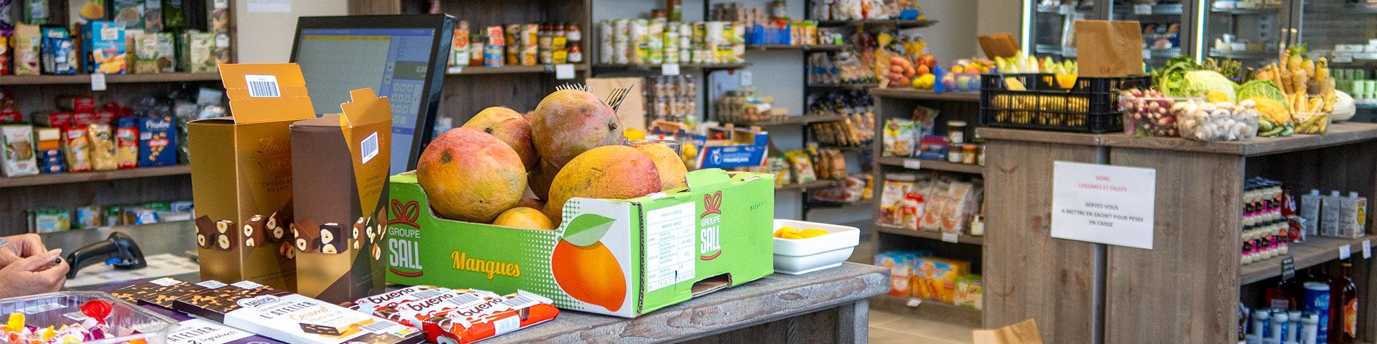 Une épicerie, avec de nombreuses denrées alimentaires.