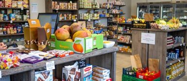 Une épicerie, avec de nombreuses denrées alimentaires.