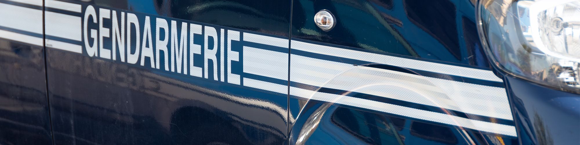 Photo d'une voiture de gendarme à la carrosserie bleue avec le mot 