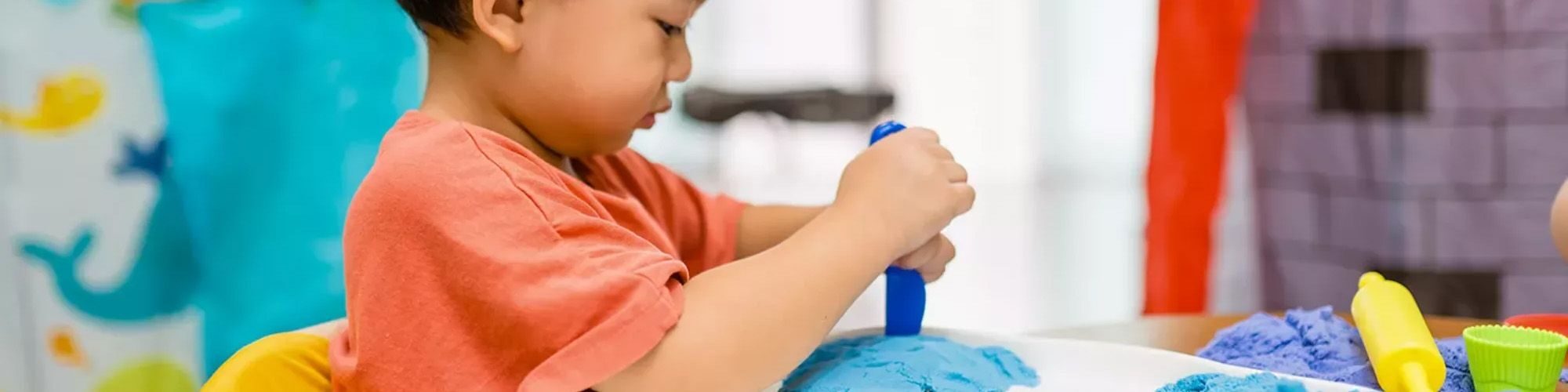 Un enfant qui joue avec de la pâte à modeler.
