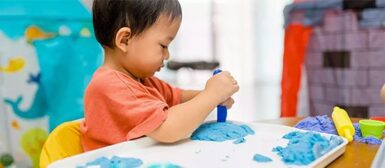 Un enfant qui joue avec de la pâte à modeler.