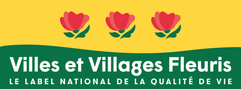 Image du logo villes et villages fleuris, 3 fleurs (le nombre de fleurs de la commune) sur fond jaune, avec le nom du label en dessous sur fond vert.