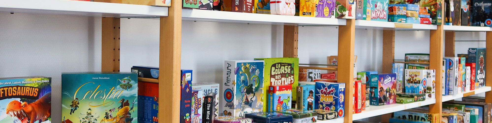 Une étagère avec des jeux de société