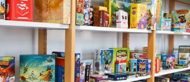 Une étagère avec des jeux de société