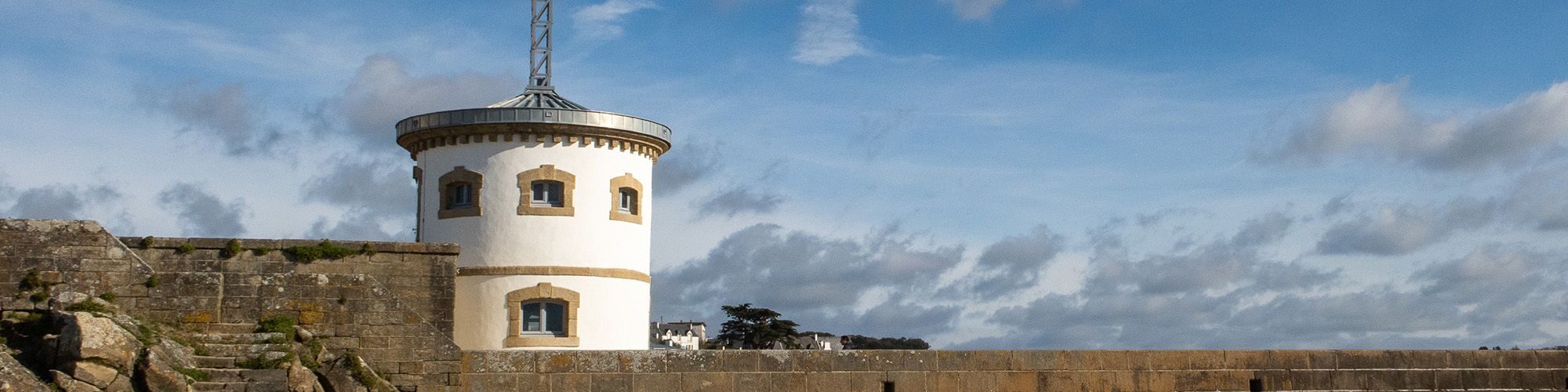 Le mât Fénoux vu depuis l'esplanade