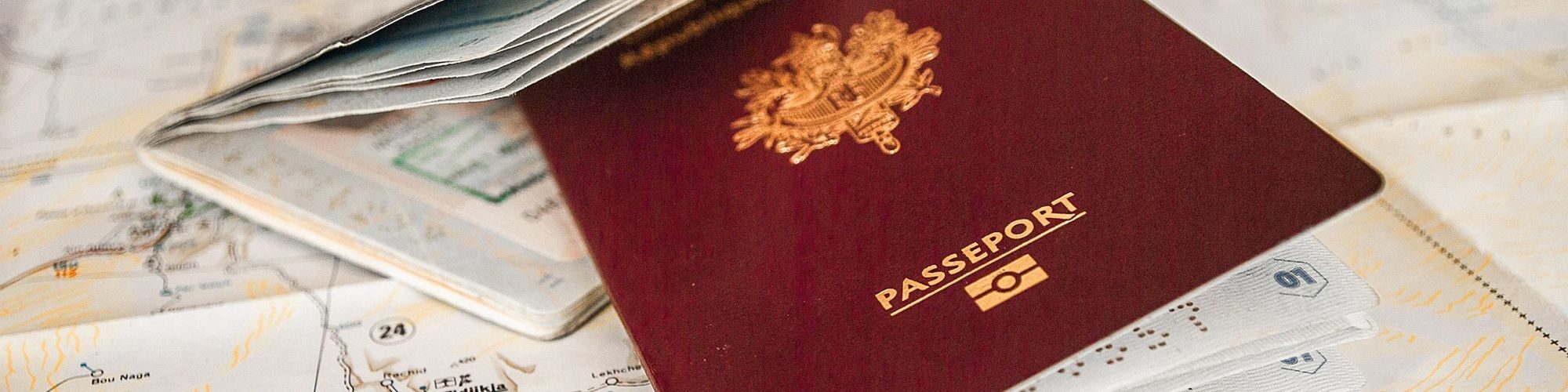 Deux passeports français, superposés sur une carte.