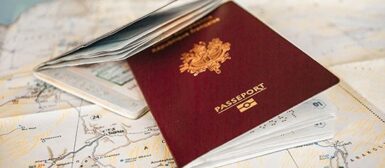 Deux passeports français, superposés sur une carte.