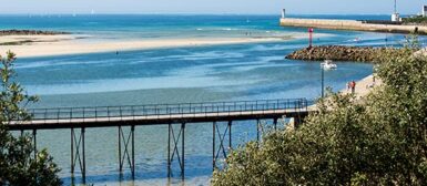 La passerelle des Capucins au dessus de l'eau