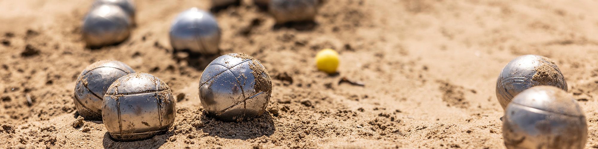 Boules de pétanque dans le sable d'un terrain