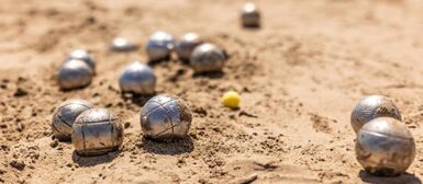Boules de pétanque dans le sable d'un terrain