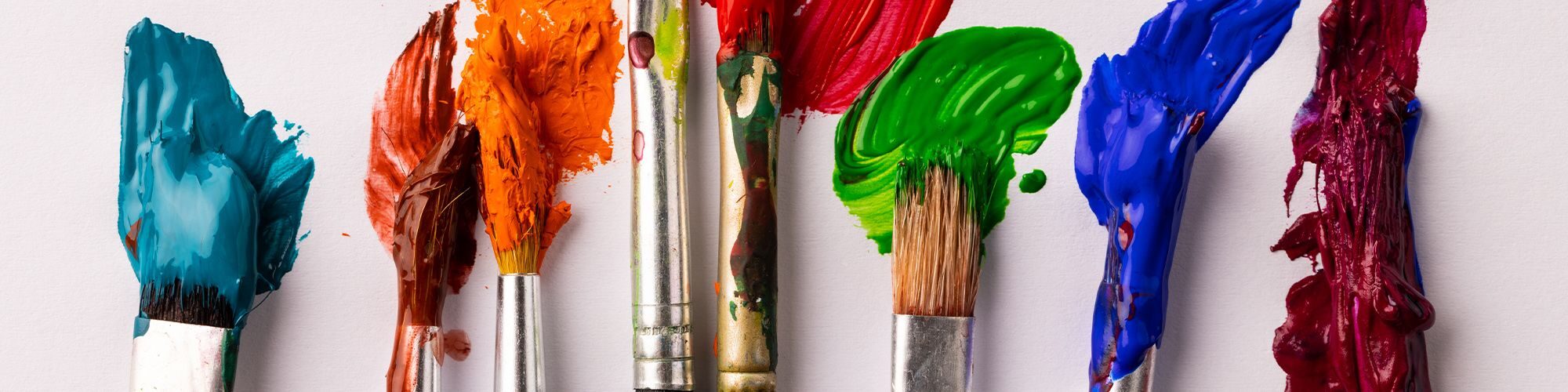 Pinceaux de plusieurs couleurs alignés