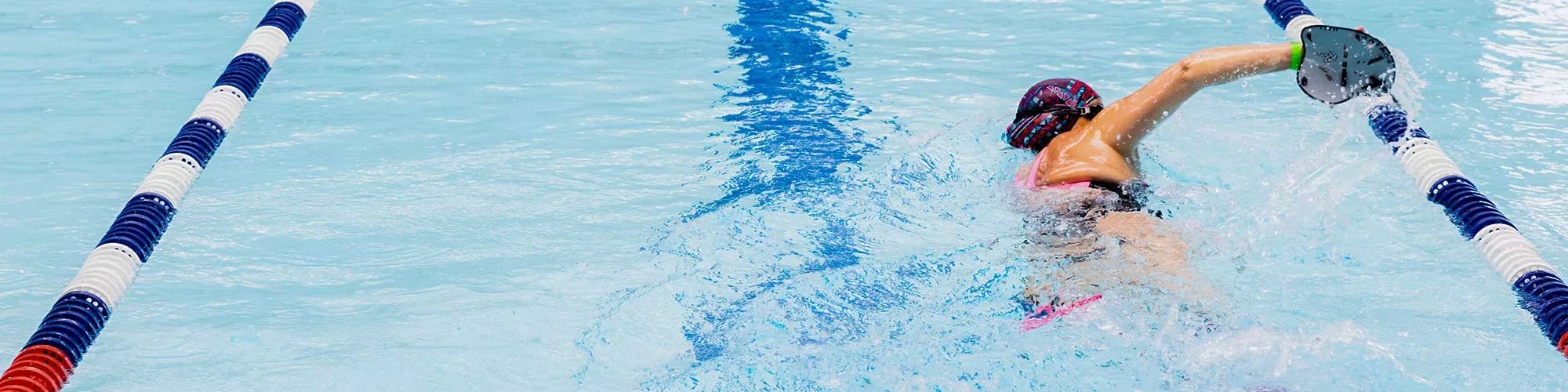 Une femme qui nage dans une piscine