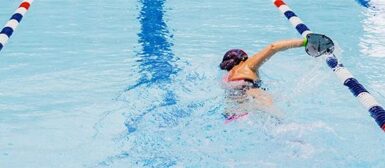 Une femme qui nage dans une piscine