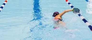 Une femme qui nage dans une piscine
