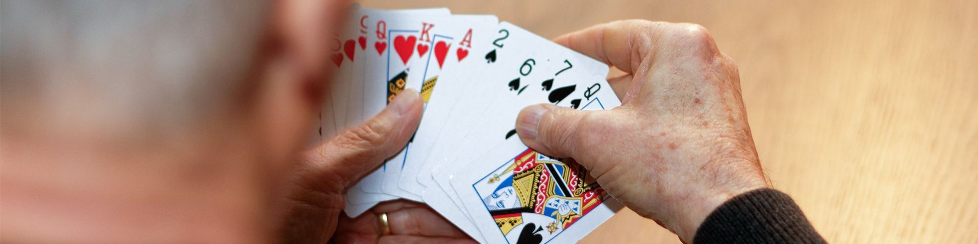 Un homme âgé qui joue aux cartes.