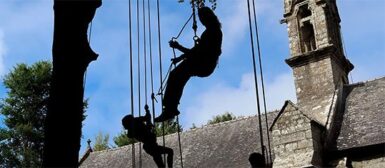 Des jeunes, suspendu en l'air via des poulies.