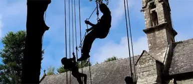 Des jeunes, suspendu en l'air via des poulies.