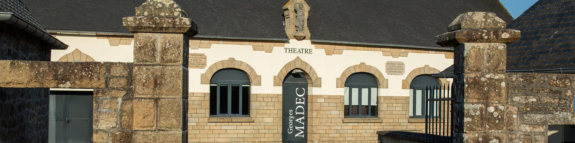 L'entrée du théâtre Georges Madec.