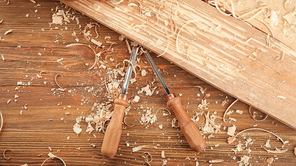Outils à bois et planche de bois.