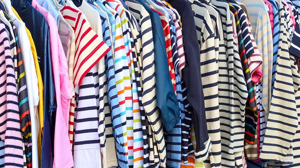 Des vêtements dans un dressing.