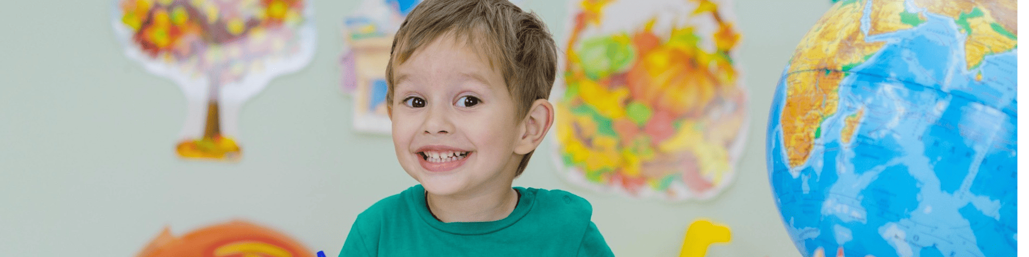 Enfant souriant qui dessine