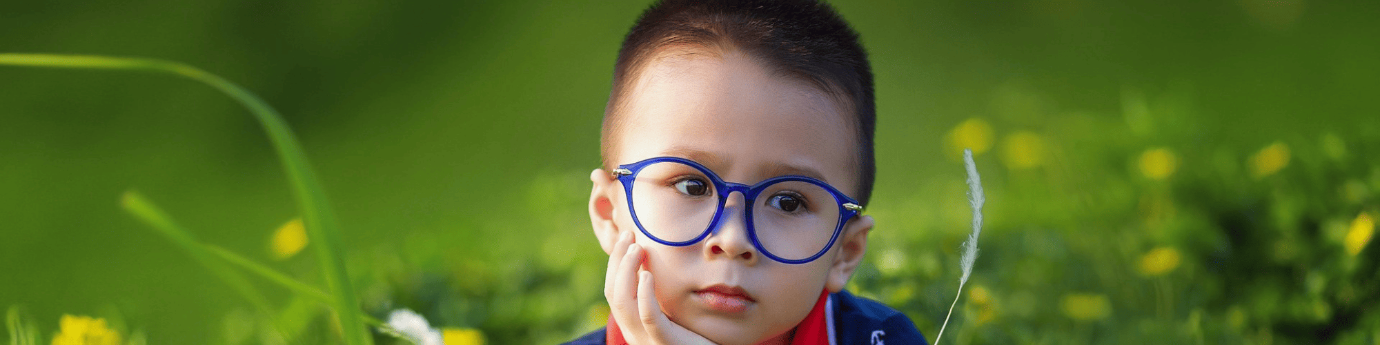 Un enfant pensif dans un champ