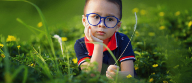 Un enfant pensif dans un champ