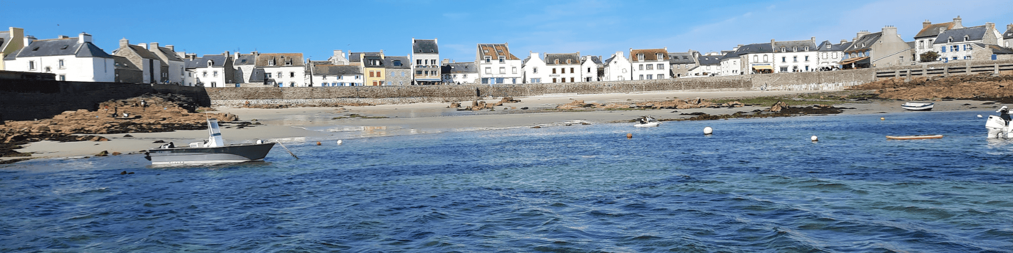Vue de l'île de Sein depuis un bateau