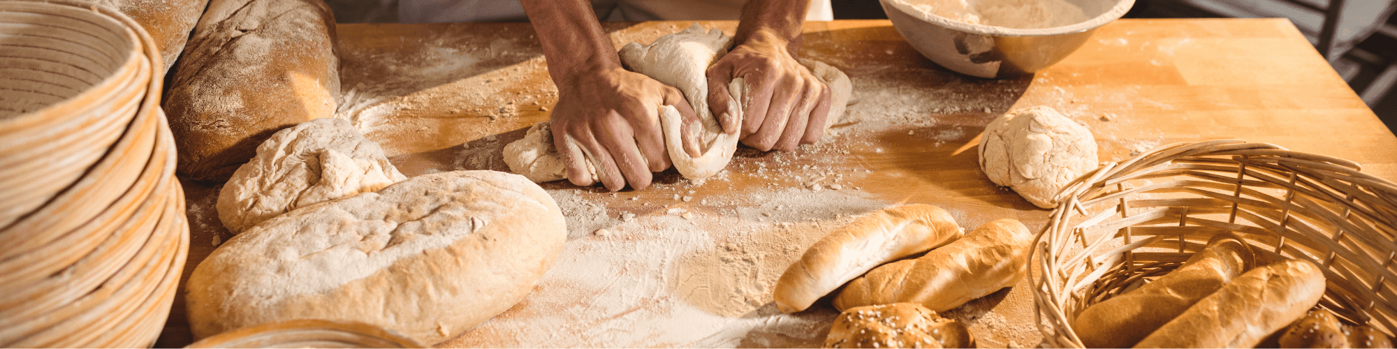 boulanger qui travaille son pain