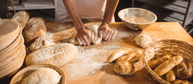 boulanger qui travaille son pain